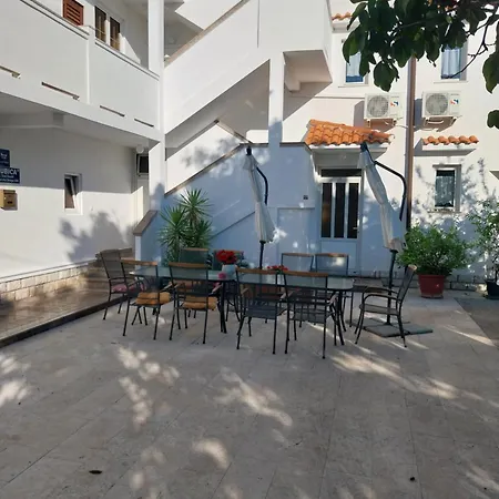 Ljubica Apartments And Rooms Guest house