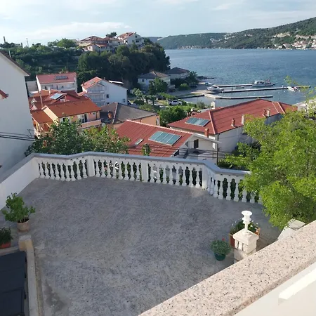 Guest house Ljubica Apartments And Rooms